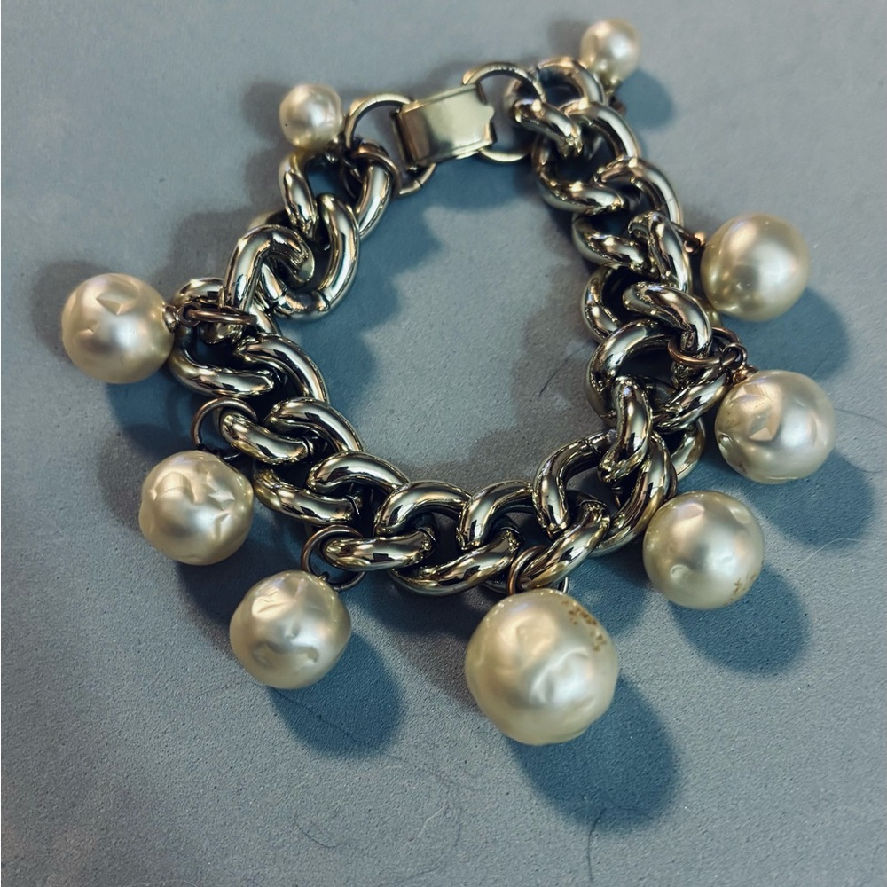 Vintage Chunky BIG Faux Pearl Gold-tone Dangle Charm Bracelet